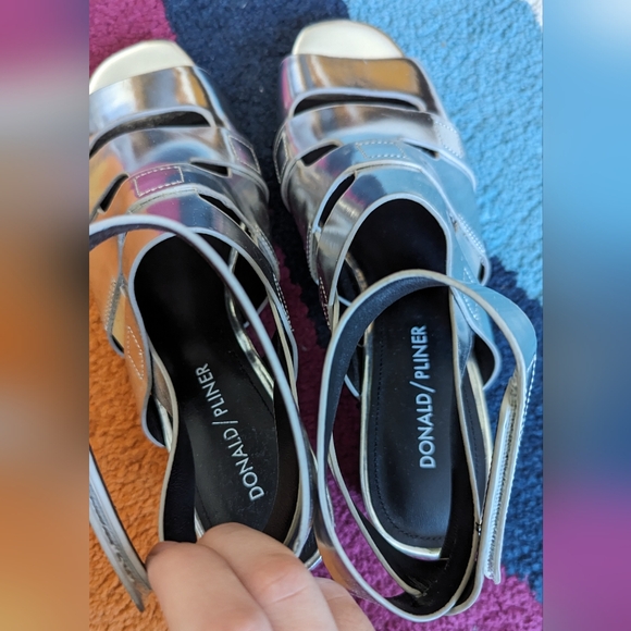 Silver Chrome Sandals Low Heels By Donald Pliner Size 6 - Picture 5 of 7